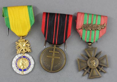 null Lot de trois médailles militaires avec les diplômes : - Croix du combattant...