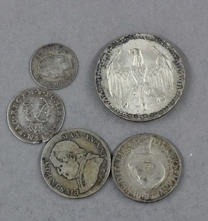null Lot de pièces en argent : - un quadruple sol Louis XIV 1692 (accident) - une...