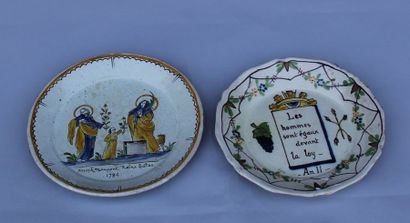 null Deux assiettes en faïence de Nevers et deux autres décoratives, début du XIXème...