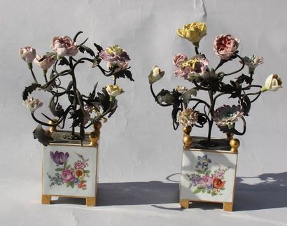null Paire de cache-pots en porcelaine polychrome à bouquets de fleurs en métal et...