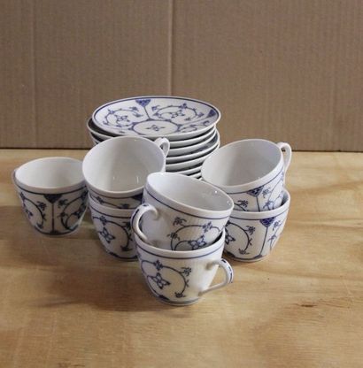 null Sept tasses et onze sous-tasses en porcelaine à décor blanc bleu dans le goût...