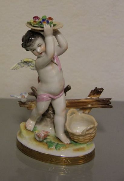 null Statuette en porcelaine polychrome : Angelo au panier, marque Marion