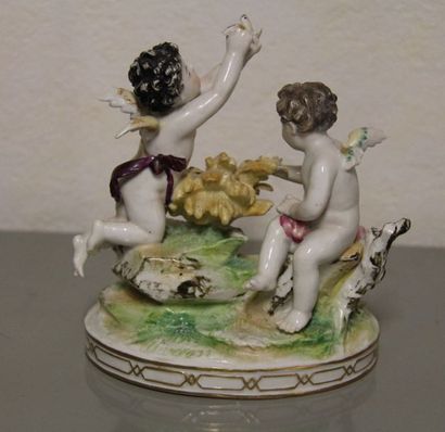 null Groupe en porcelaine polychrome : deux angelots Marque Marion (accidents et...