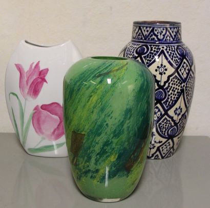 null Lot de trois vases : deux en céramique et un en verre