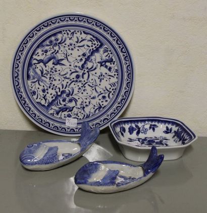null Ensemble de porcelaine et faïence à décor blanc bleu : dessous de plat, vide...