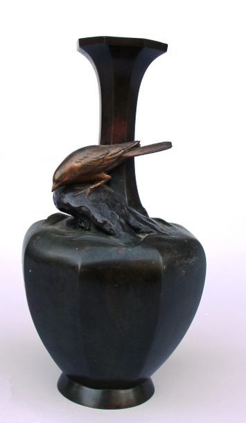 null Vase en bronze à patine verte et médaille à décor d'un oiseau sur l'épaulement,...