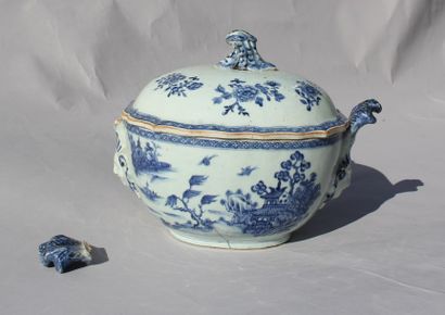 null Soupière couverte en porcelaine de Chine à décor blanc-bleu (fêles, acciden...