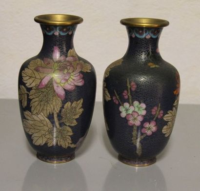 null Paire de vases balustres en métal cloisonné à décor de feuillage, Chine moderne...