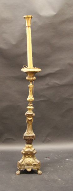 null Pique-cierge en laiton repoussé monté en lampe H : 185 cm.