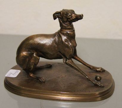 null Pierre-Jules MENE (1810-1879) d'après Levrette à la balle. Statuette en bronze...