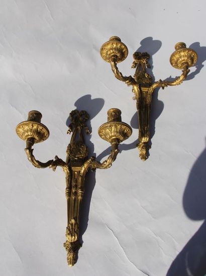 null Paire d'appliques en bronze doré à médaillon d'Empereur à deux lumières style...