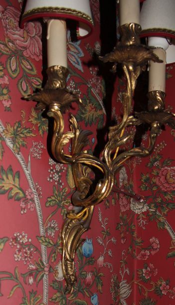 null Paire d'appliques en bronze à trois lumières, style Louis XV