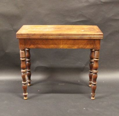 null Table à jeux en bois de placage à plateau portefeuille, pieds tournés, XIXème...