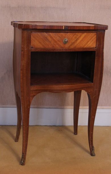 null Chevet en bois de placage à un tiroir et un casier, style Louis XV H : 72 L...