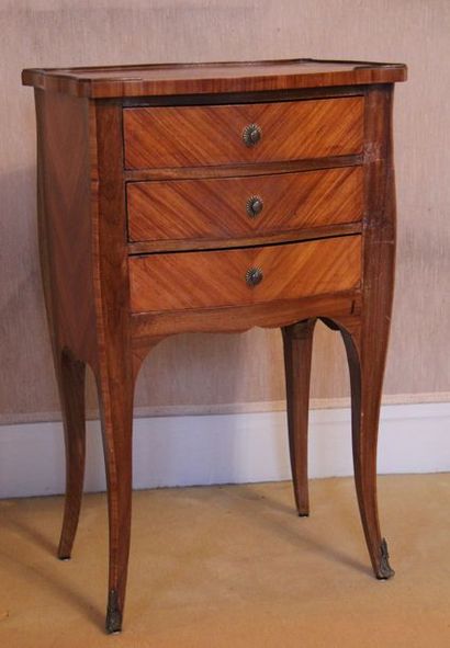 null Table de salon en bois de placage à trois tiroirs, style Louis XV H : 73 L :...