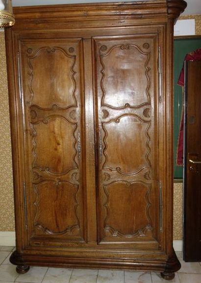 null Grande armoire en chêne à deux portes à panneaux moulurés, XIXème s. H : 243...