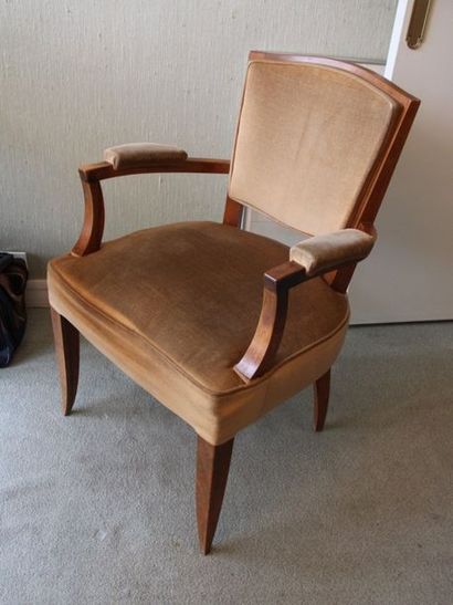 null Bureau plat ton acajou et cuir style Louis XVI et un fauteuil H : 78, L : 120,...