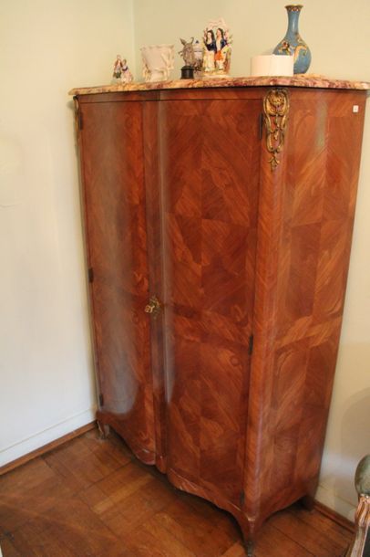 null Armoire deux portes en bois de placage, dessus marbre, style Louis XV H : 154,...