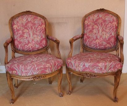 null Paire de fauteuils à la Reine en bois naturel sculpté de fleurs, style Louis...