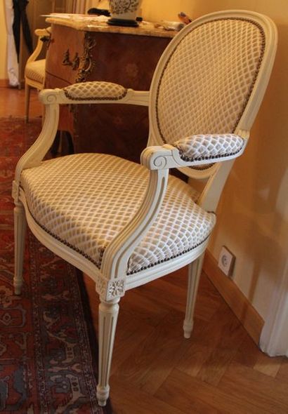 null Paire de fauteuils cabriolet en bois laqué crème Style Louis XV