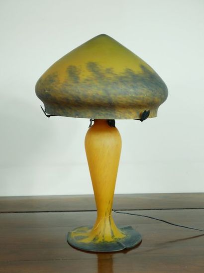 null Lampe champignon en verre jaune tacheté de bleu. H : 55 D : 38 cm.