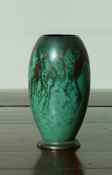 null WMF Petit vase ovoïde en métal laqué vert à décor de branches dorées, signé...