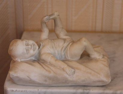 null Petite sculpture en marbre " bébé sur une coussin"
