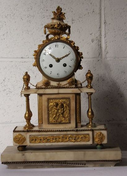 null Pendule en marbre blanc et bronze doré, style Louis XVI H : 40 cm. (accidents,...