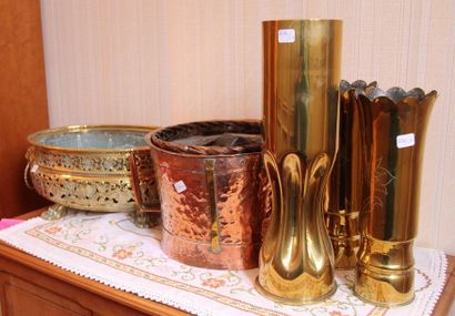 null Lot de cuivres : trois vases, jardinière, bougeoir, panier, chauffe plat…