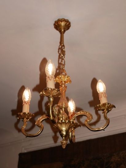 null Suspension en bronze à quatre lumières, style Louis XV H : 62 cm.