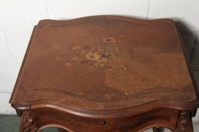 null Deux tables à volets en bois de placage, style Louis XV