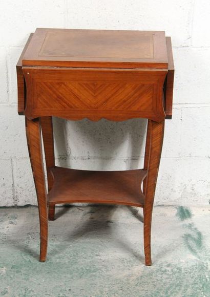 null Deux tables à volets en bois de placage, style Louis XV