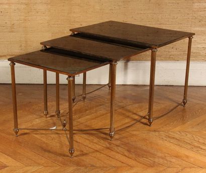 null Trois tables gigognes en métal doré et plateaux en verre opalin noir H : 42...