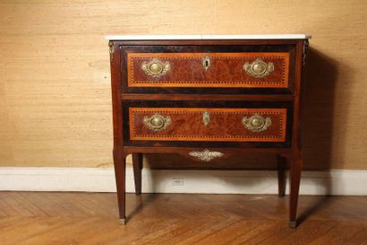 null Commode en bois de placage ouvrant à deux tiroirs, plateau marbre blanc, style...