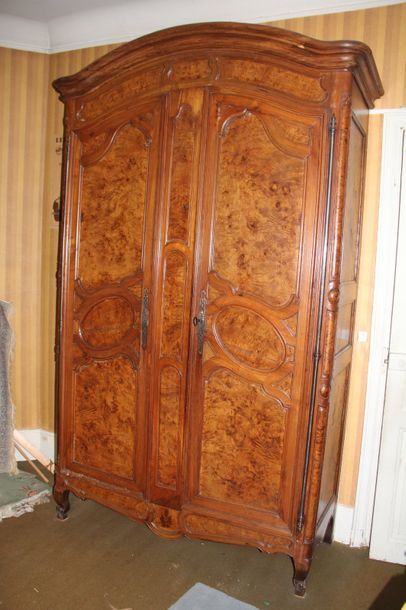 null Grande armoire en placage de ronce, fin XVIIIème-début XIXème s. H : 260 L :...