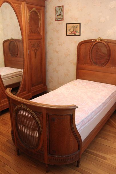 null Mobilier de salle chambre à coucher de style Louis XVI en bois natruel sculpté...