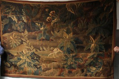 null AUBUSSON XVIIIème s. Elément de Verdure à décor d'un oiseau 128 x 185 cm. (...