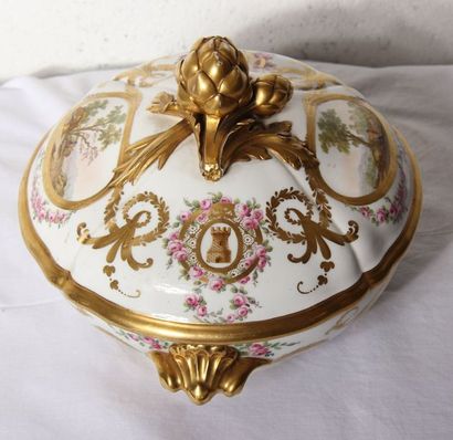 null Soupière couverte à deux anses en porcelaine polychrome et doré à décor de médaillons...