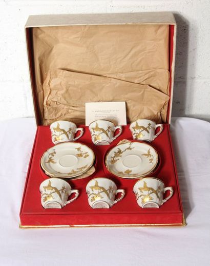 null BERNARDAUD Limoges Six tasses et sous-tasses en porcelaine blanche et doré exécuté...