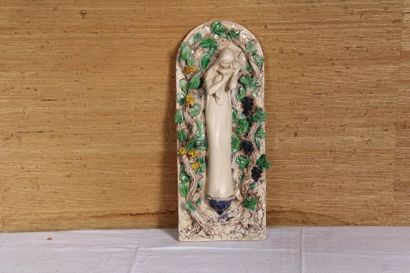 null Bas-relief en plâtre polychrome représentant la Vierge à l'enfant H : 48 cm...