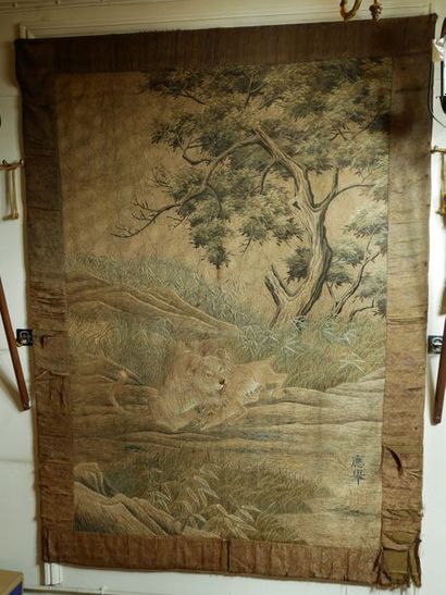 null Broderie en laine et soie à décor d'un lion chassant, Japon début XXème s. 205...