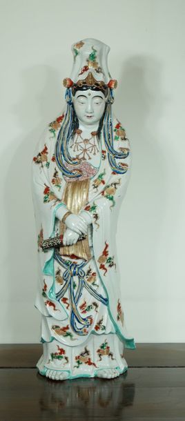 null Grande sculpture en faïence polychrome représentant une guanine, Satsuma Japon...