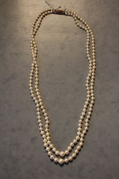 null Collier de perles double rang en chute, fermoir en or 18K Poids Brut : 25 g...