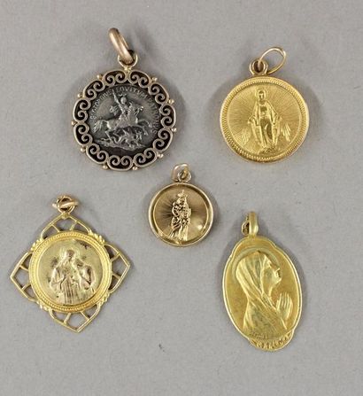 null Quatre pendentifs en or jaune 18k à décor de la Vierge ou Jésus, (pds : 2,7-2,5-1,2-0,5...