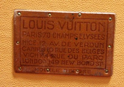 null 
Louis VUITTON Champs Elysées n°767786
Wardrobe en toile Monogram au pochoir...