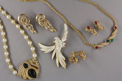 null *CARVEN Lot de bijoux fantaisies : - Collier en métal doré et résine - Broche...