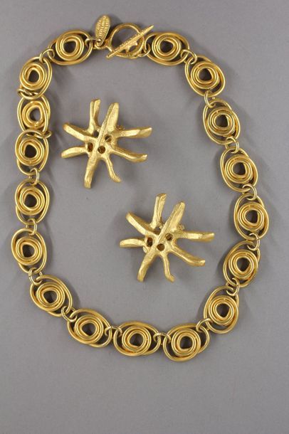 null Valérie VILOIN LABBE - DIVERS Collier en métal doré composé d'anneaux circulaires,...