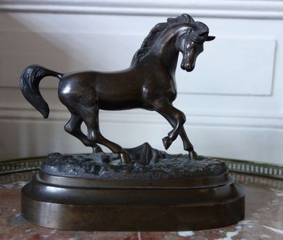 null Ecole moderne Cheval Sculpture en bronze à patine noire H : 21 L : 22,5 cm.