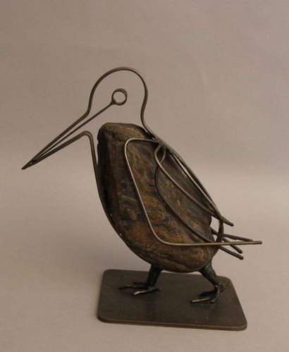 null MAUGEAIS J. Oiseau Sculpture en pierre et métal Signée et datée 1965 H : 25...