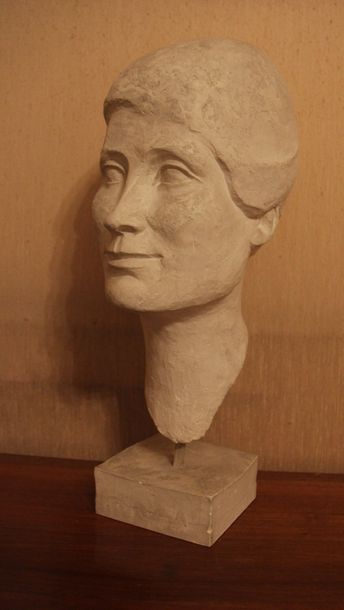 null COLLIN J. Buste de femme Sculpture en plâtre signée sur la base H : 49 cm.